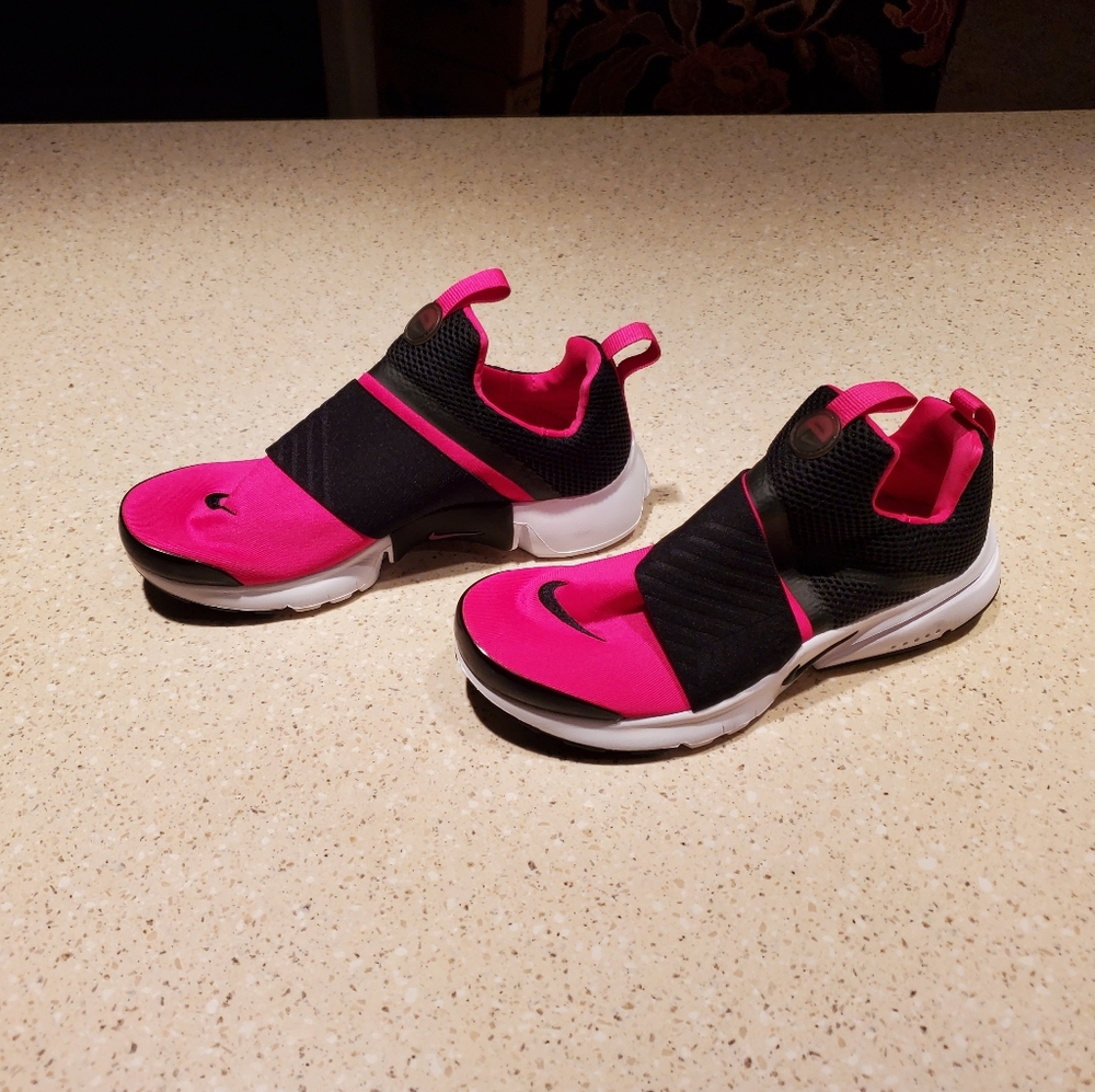 Nike Pink and Black Shoes - Picture 11 of 16